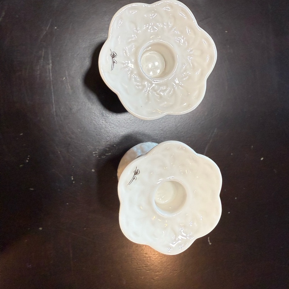 A pair of White Flower-Shaped Candle Holders Oleg Cassini - Picture 3 of 10